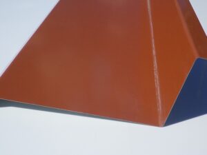 rive contre mur terracotta
